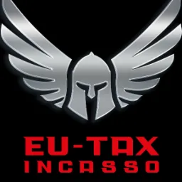 Logo firmy EU-TAX INCASSO Amsterdam: srebrny hełm spartański ze skrzydłami na czarnym tle, nazwa firmy w kolorze czerwonym.