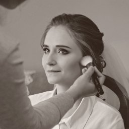 Foto Artist Fotografia Monika Jachowicz - Panna młoda w trakcie makijażu ślubnego, wizażystka aplikuje puder pędzlem Hakuro, widoczny welon i upięcie włosów.