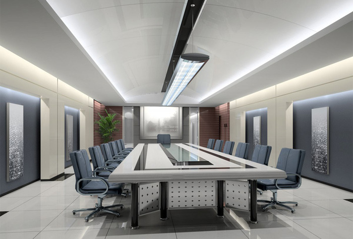 Nowoczesna sala konferencyjna z długim stołem, krzesłami na kółkach i podwieszanym, prostokątnym panelem świetlnym.