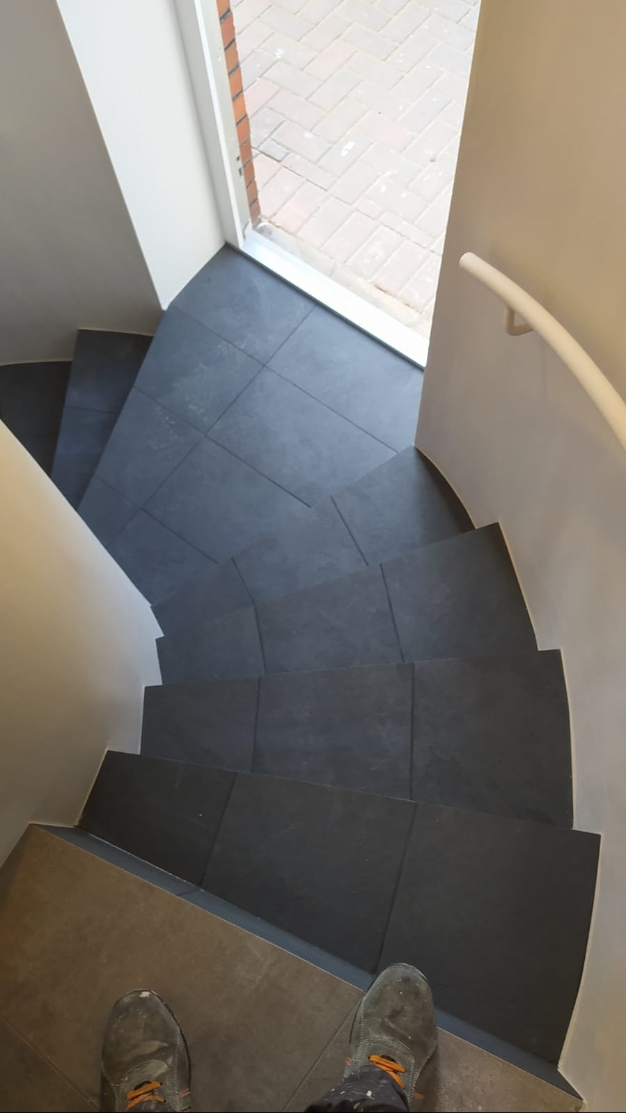 Schody zabiegowe, cięte i szlifowane na wymiar. Klient zadowolony.