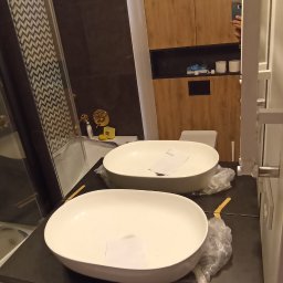 Łazienka wykonana na wymiar- zabudowa geberitu szafy narożnej oraz szafka pod umywalkę nablatowa 