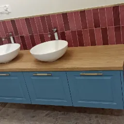 Szafka łazienkowa umywalkowa. Niebieski pastelowy fronty lakierowane oraz blat hikora naturalna :)