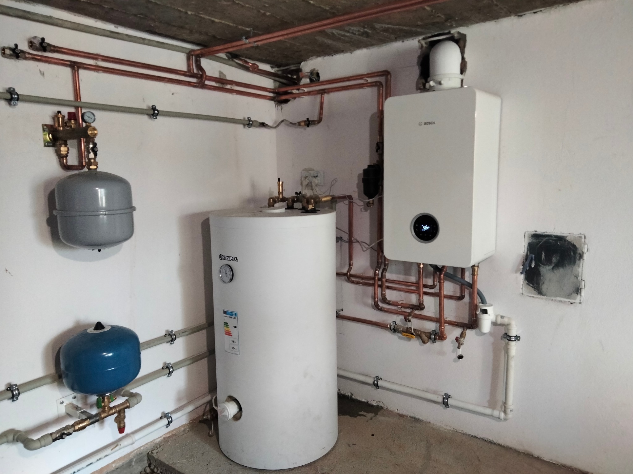 Montaż kotła gazowego Bosch GC 2300 15 kw wraz z zasobnikiem cwu 140 l Kompletna modernizacja instalacji grzejnikowej