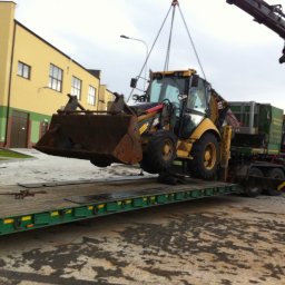 Transport uszkodzonej koparko-ładowarki z załadunkiem HDS