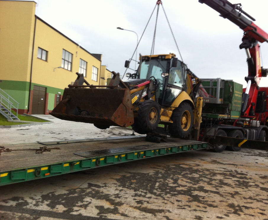 Transport uszkodzonej koparko-ładowarki z załadunkiem HDS