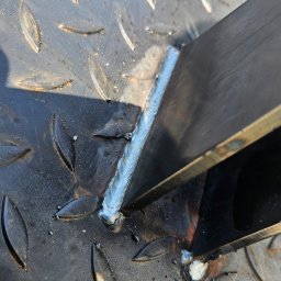 KLARIGA-WELD Maciej Burdziński - Spoina łącząca profil stalowy z blachą ryflowaną, widoczne ślady po spawaniu.