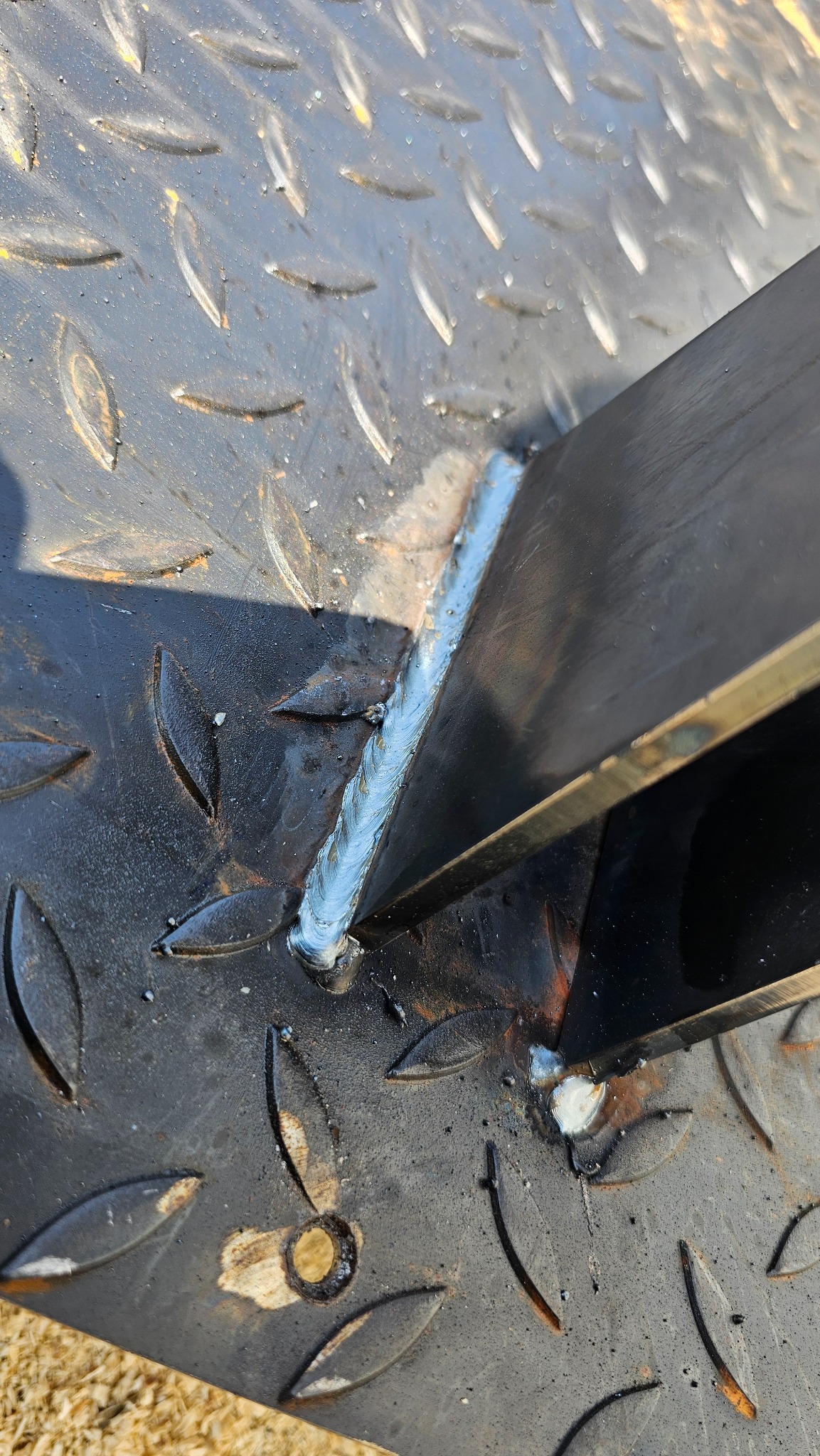 Spoina łącząca profil stalowy z blachą ryflowaną, widoczne ślady po spawaniu.