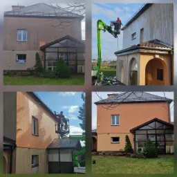 Mycie elewacji domu w Rabce-Zdroju z użyciem podnośnika koszowego, widoczne efekty czyszczenia na jasnobrązowej fasadzie.