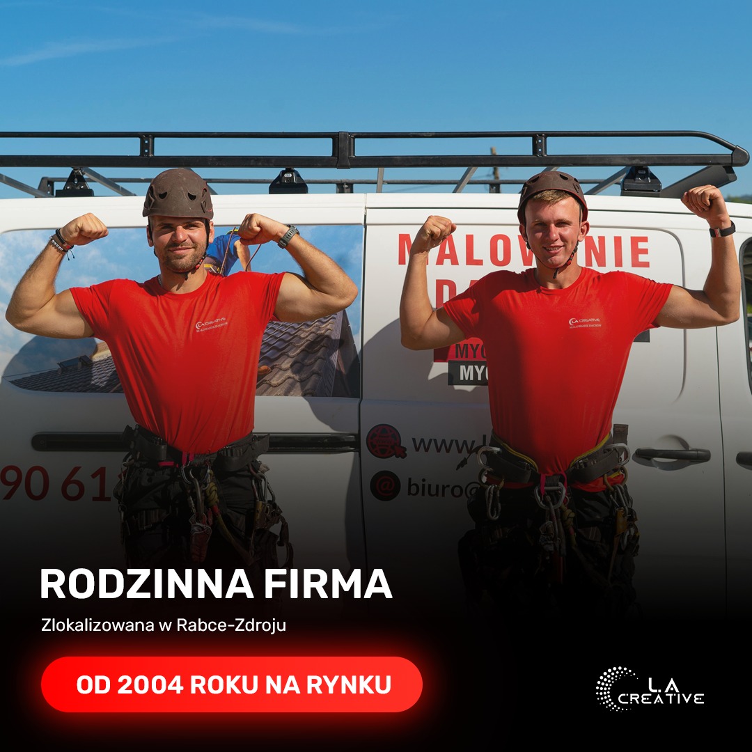 Dwóch uśmiechniętych mężczyzn w czerwonych koszulkach prezentuje bicepsy na tle firmowego busa z napisem 'MALOWANIE DACHÓW'. Obaj mają uprzęże alpinistyczne i kaski. Na busie widnieją dane...