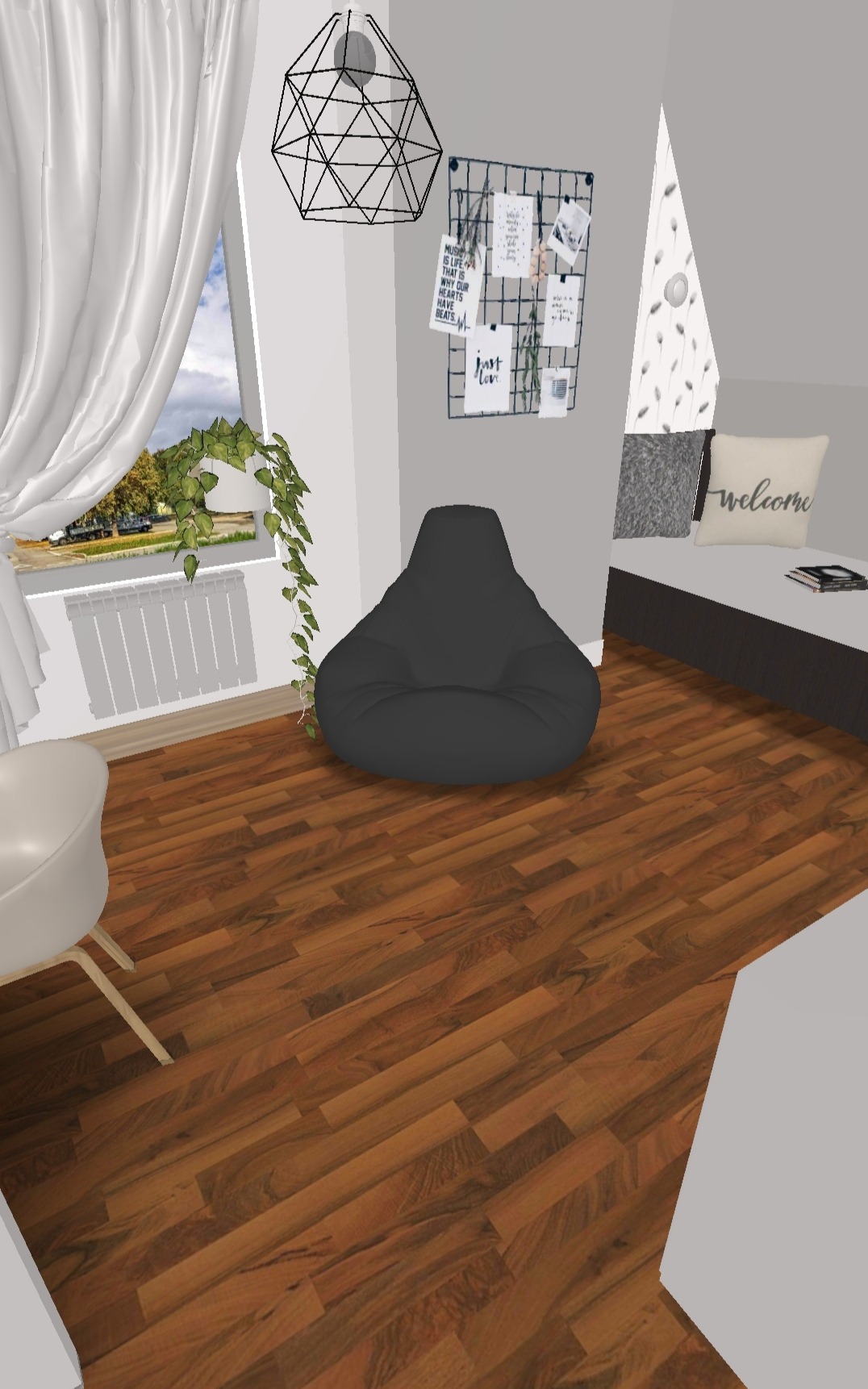 Wnętrze pokoju z drewnianą podłogą, szarą pufą, białym krzesłem, oknem z białymi zasłonami i rośliną oraz dekoracjami na ścianie.