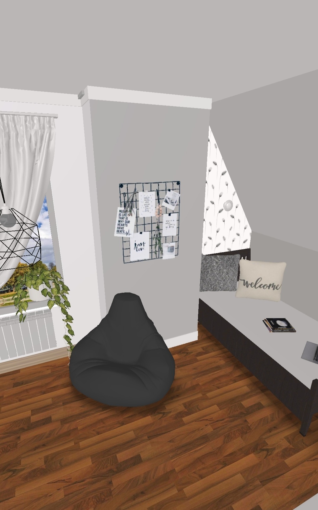 Pokój z szarą ścianą, na której wisi metalowa siatka z przypiętymi zdjęciami i notatkami, obok okna z białymi zasłonami i rośliną doniczkową, oraz szary puf w kształcie worka i łóżko z poduszką...