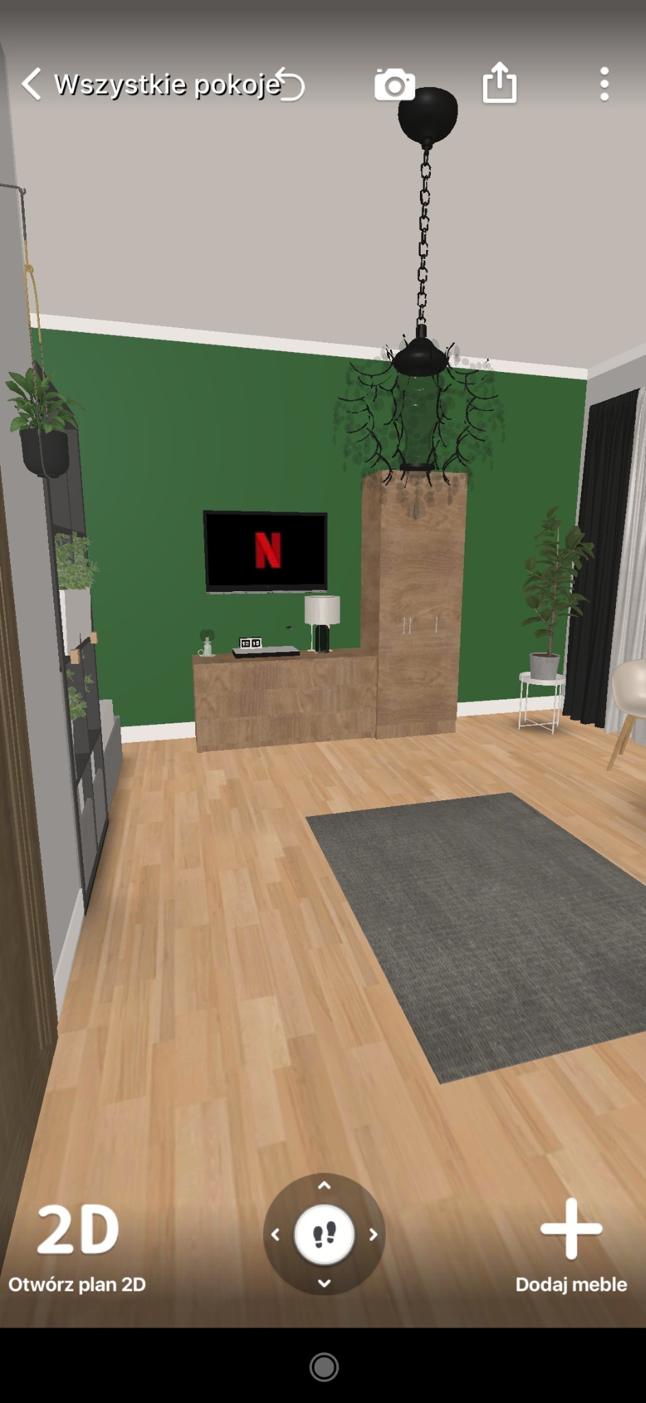 Wizualizacja pokoju dziennego z zieloną ścianą, drewnianą podłogą i szarym dywanem. Widoczny telewizor, komoda, lampa, wisząca roślina oraz czarna lampa na łańcuchu. Na ekranie telewizora logo...