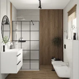 Nowoczesna łazienka z kabiną prysznicową w stylu loft, drewnianą ścianą i podłogą, białą armaturą oraz okrągłym lustrem z czarną ramą.