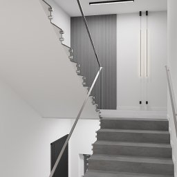 OM Dekor Sylwia Kaczmarek-Bartoszek - Nowoczesne schody z szarymi stopniami, szklaną balustradą i minimalistycznym oświetleniem. Pionowe panele dekoracyjne na ścianie w tle. Ujęcie z dołu, podkreślające geometrię.