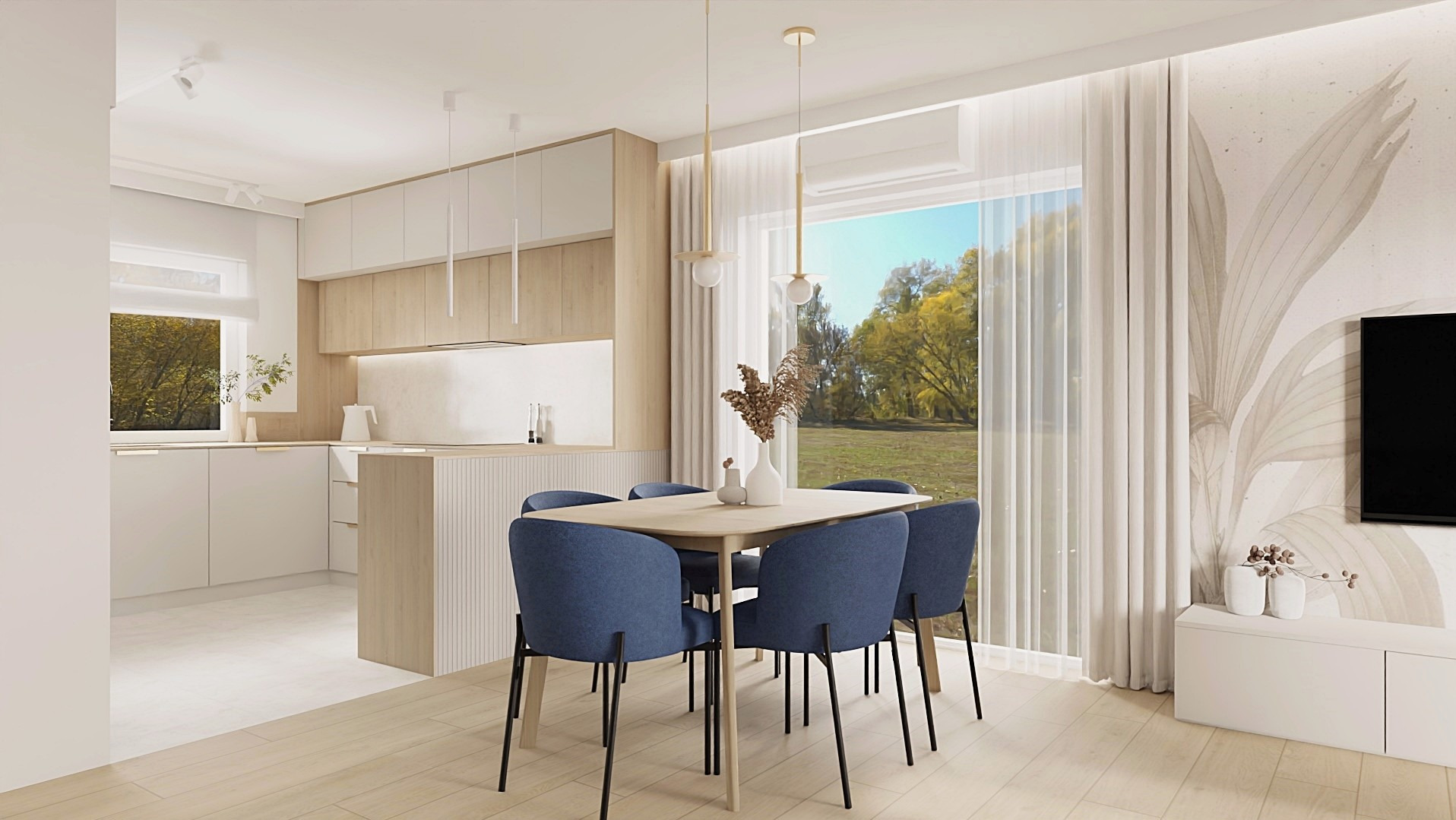 Jasna kuchnia z jadalnią: stół z niebieskimi krzesłami, drewniane szafki, minimalistyczne lampy wiszące, widok na zieleń za oknem. Tapeta z motywem roślinnym.