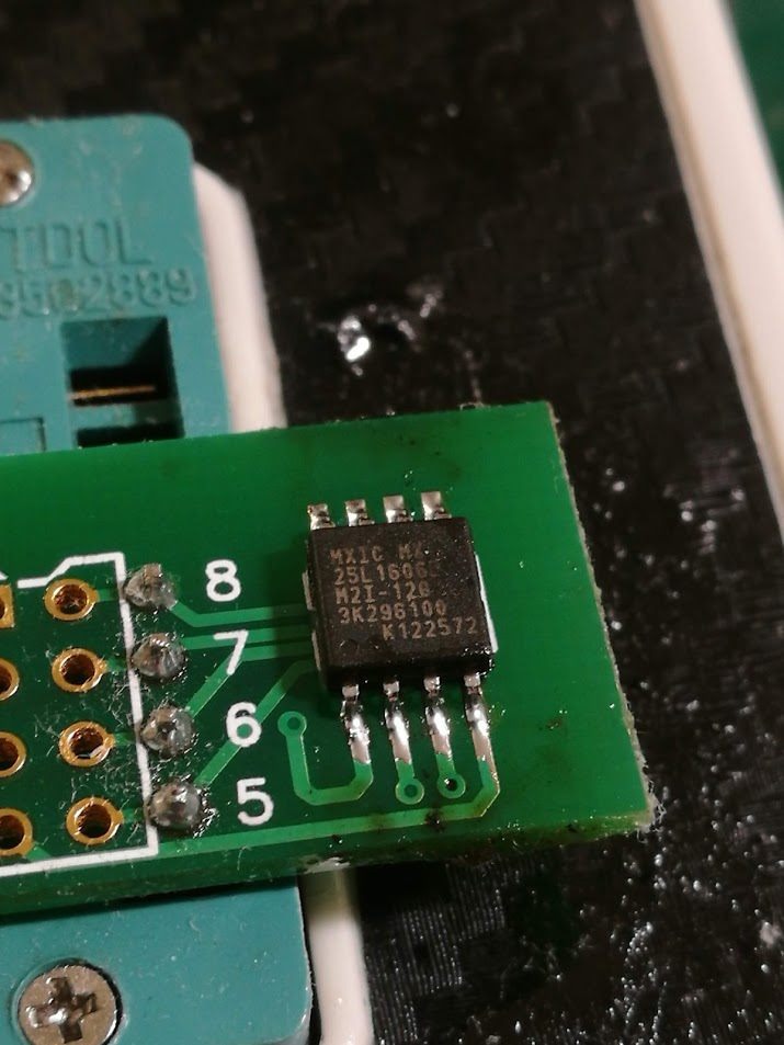 Układ scalony MXIC MX 25L1606E H2I-12G 3K296100 K122572 przylutowany do zielonej płytki drukowanej z numerami pinów 5-8, widoczne ślady topnika.