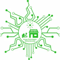 Graficzne logo firmy z Chojnic, przedstawiające dom z panelem słonecznym na dachu i samochód elektryczny podłączony do ładowania, otoczone elementami układu scalonego w zielonej kolorystyce.