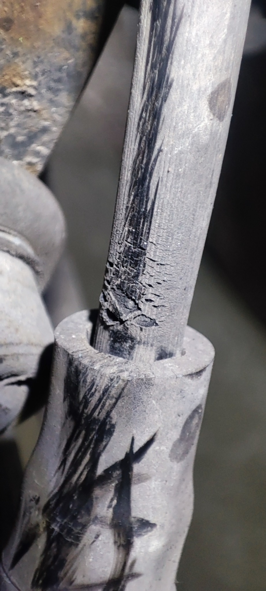 Zbliżenie uszkodzonego przewodu klimatyzacji samochodowej z widocznymi pęknięciami i śladami oleju.