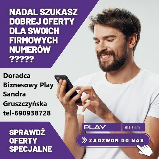 Mężczyzna z brodą uśmiecha się, trzymając smartfon w dłoni, obok fioletowy baner reklamowy z tekstem o ofertach dla firm i logo Play.