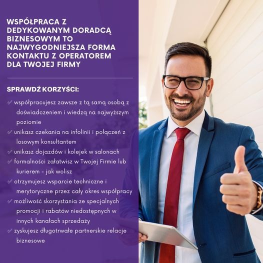 Uśmiechnięty mężczyzna w garniturze i okularach, z kciukiem w górę, prezentujący korzyści współpracy biznesowej z dedykowanym doradcą, widoczne na fioletowym tle z tekstem.