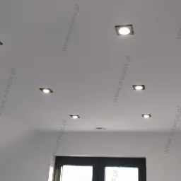 Biały montaż oświetlenia.