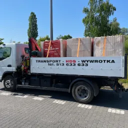 Transport materiałów budowlanych.