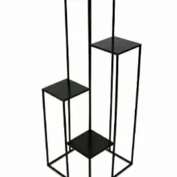 Czarna, metalowa konstrukcja spawana z profili kwadratowych, tworząca trójstopniowy kwietnik o różnych wysokościach, na białym tle.