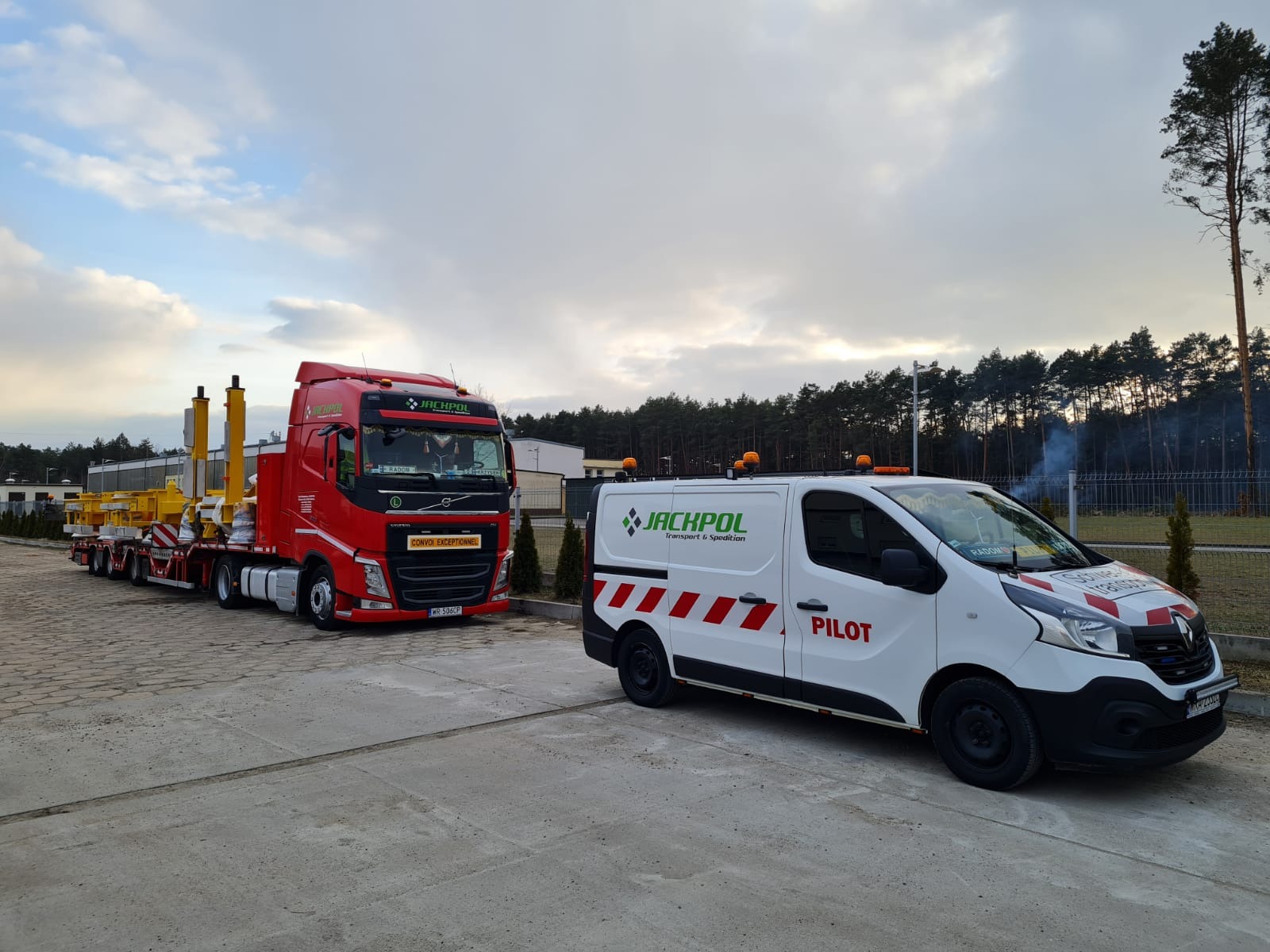 transport konstrukcji wraz z pilotem