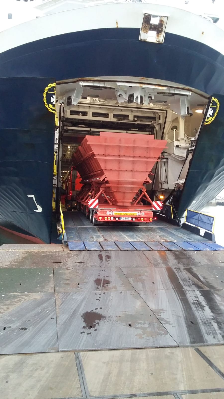 wjazd z dużym gabarytem na prom płynacy do Irlandii