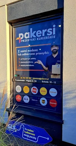 Punkt kurierski Pakersi w Plewiskach z ofertą nadawania i odbierania przesyłek, od kopert po palety. Widoczne logo firm kurierskich i godziny otwarcia.