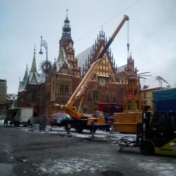 Prace podczas jarmarku bożonarodzeniowego we Wrocławskim Rynku.