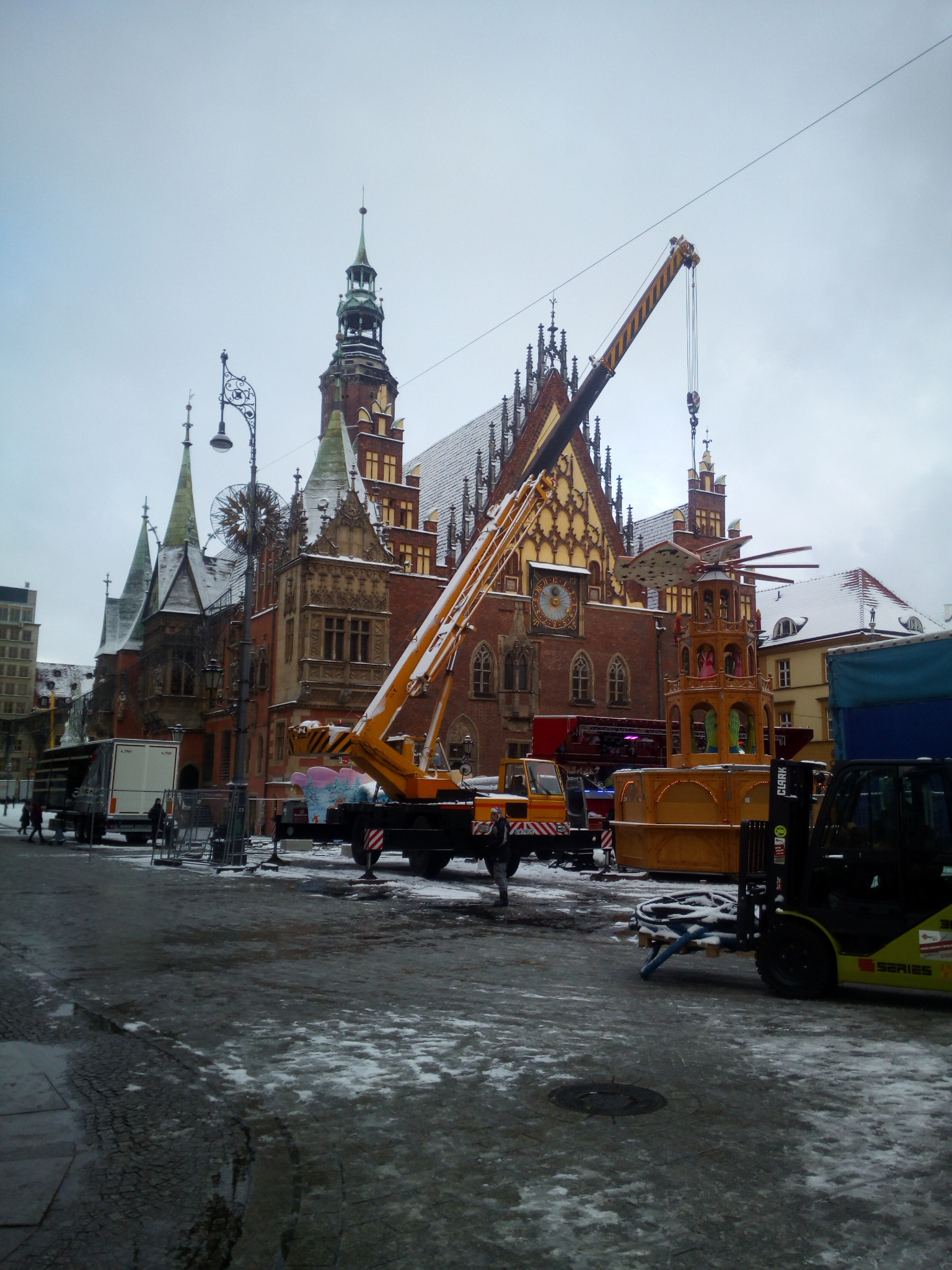 Prace podczas jarmarku bożonarodzeniowego we Wrocławskim Rynku.