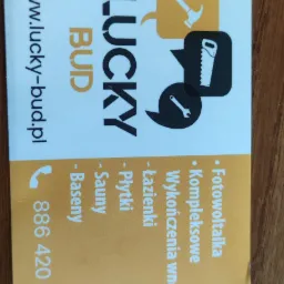 Wizytówka firmy budowlanej Lucky Bud z ikonami narzędzi (młotek, piła, klucz) i listą usług: fotowoltaika, kompleksowe wykończenia wnętrz łazienki, płytki, sauny, baseny oraz adres strony...