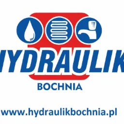 Logo firmy hydraulicznej z Bochni, przedstawiające kroplę wody, grzejnik i kran w niebieskich okręgach na czerwonym tle, nad niebieskim napisem 'HYDRAULIK BOCHNIA' i adresem strony internetowej.