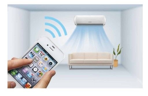 Biały klimatyzator ścienny w minimalistycznym salonie, sterowany za pomocą aplikacji na smartfonie, widoczne niebieskie fale symbolizujące połączenie i chłodne powietrze.