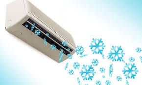 Klimatyzator ścienny z efektem wizualnym wydobywających się płatków śniegu na błękitnym tle.