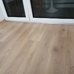 wykończenie podłogi przy drzwiach tarasowych