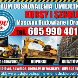 Plakat reklamowy Centrum Doskonalenia Umiejętności z ofertą kursów i szkoleń na maszyny budowlane i drogowe, w tym koparko-ładowarki, koparki i rusztowania, z podanym numerem telefonu i adresem...