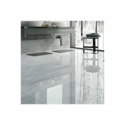 Nowoczesna łazienka z szarymi płytkami imitującymi marmur, podwójna umywalka z szufladami, czarne dywaniki i widok na ośnieżony las za oknem.