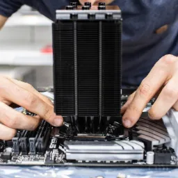 Montaż Procesora z układem chłodzenia, komputer PC