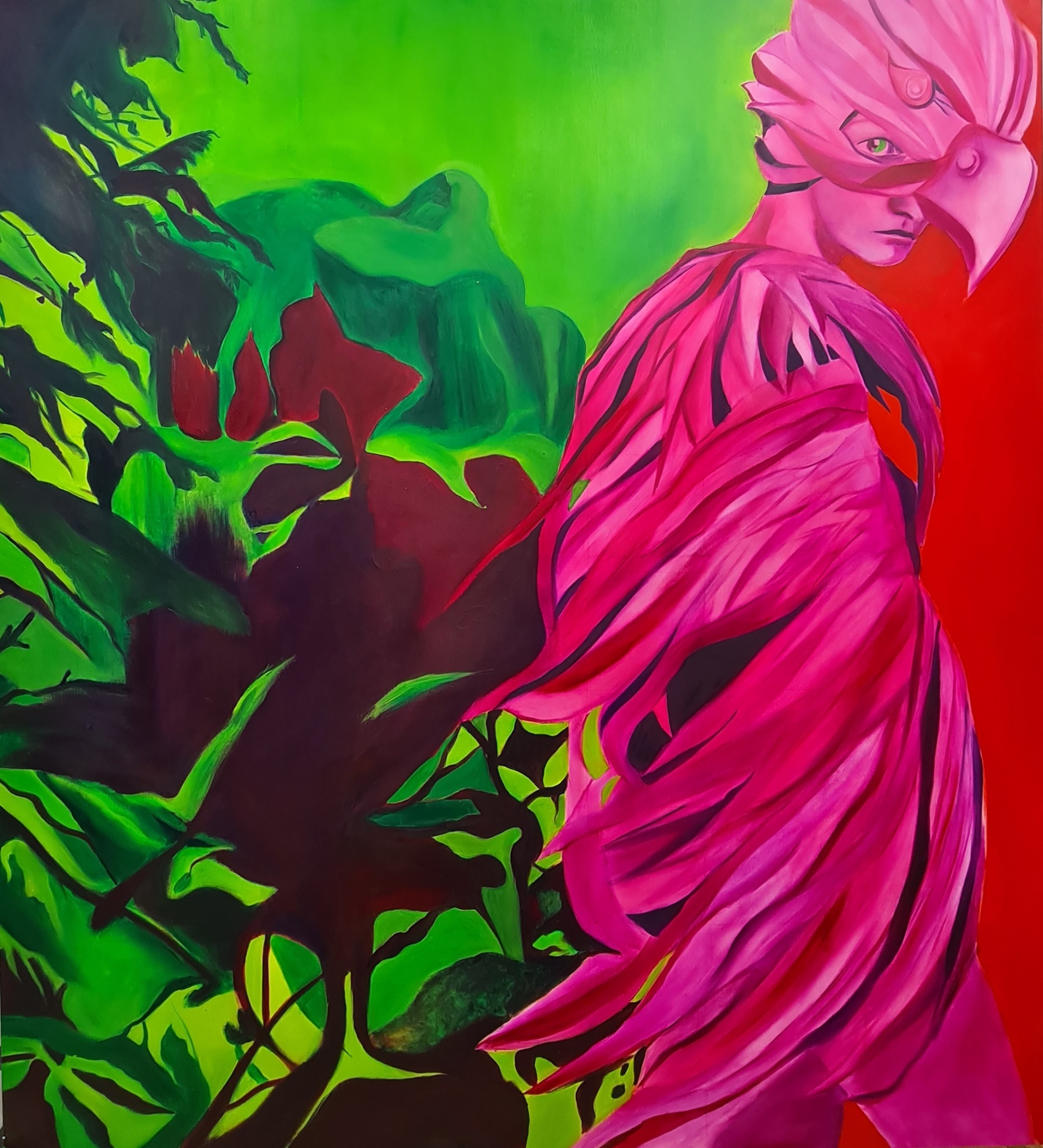 Obraz przedstawia postać w masce ptaka i szacie z piór w odcieniach różu, na tle abstrakcyjnego krajobrazu z zielenią i czerwienią.