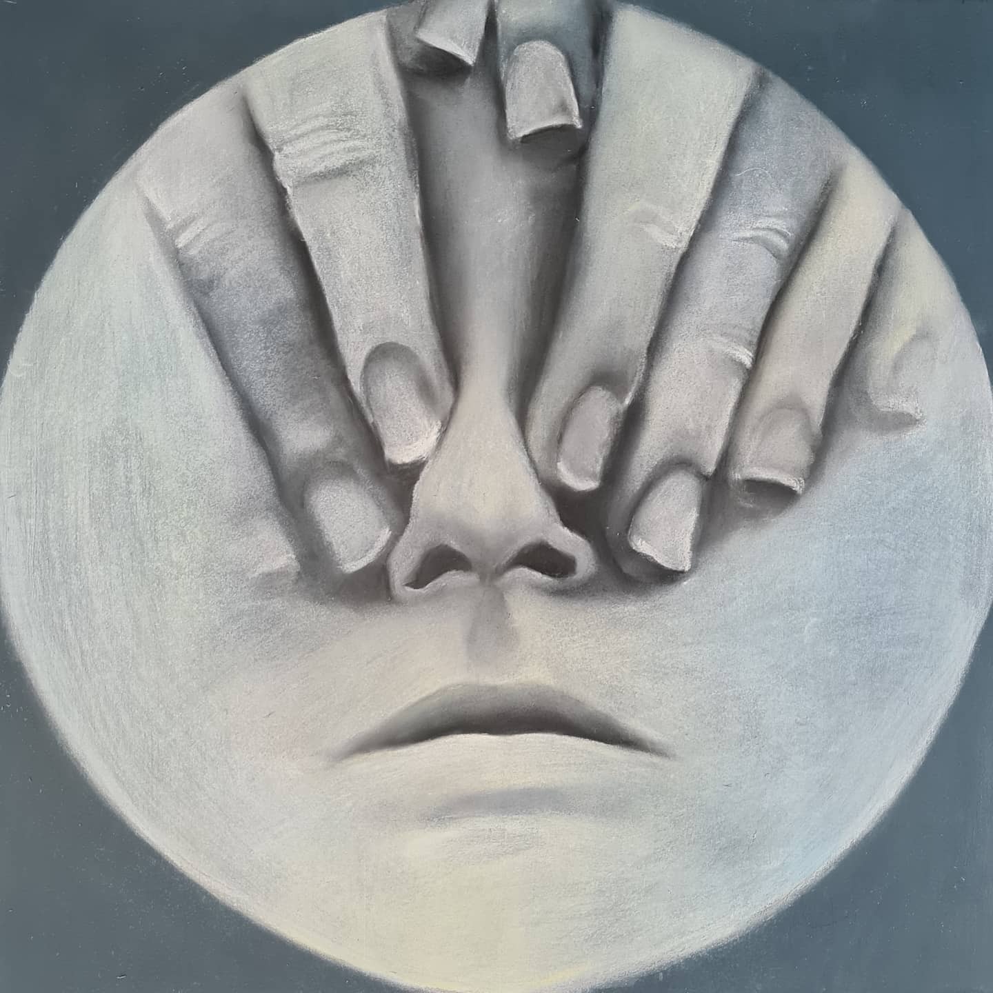 Szary portret twarzy z dłońmi zasłaniającymi oczy, namalowany w okrągłej ramie na ciemnoszarym tle.