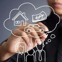 Ręka rysująca schematyczną rodzinę, dom, samochód i pieniądze w chmurce dymu, symbolizując marzenia i plany finansowe.