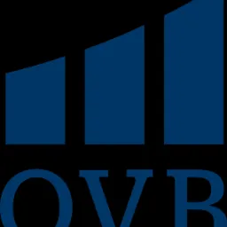 Niebieskie logo OVB z trzema rosnącymi w górę trapezami na czarnym tle.