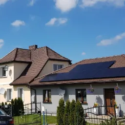 Moc: 4,68kW, moduły Longi Solar 360 Full Black, falownik Fronius.
