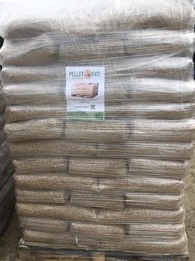 Stos worków z pelletem na palecie, owiniętych folią, z widoczną etykietą 'PELLET EKO' i zdjęciem palety z pelletem.