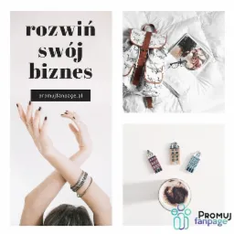 Kompozycja flat lay z hasłem 'Rozwiń swój biznes', damskimi dłońmi z biżuterią, plecakiem w słonie, magazynem z okularami, trzema ceramicznymi domkami i kawą latte, logo 'Promuj Fanpage'.