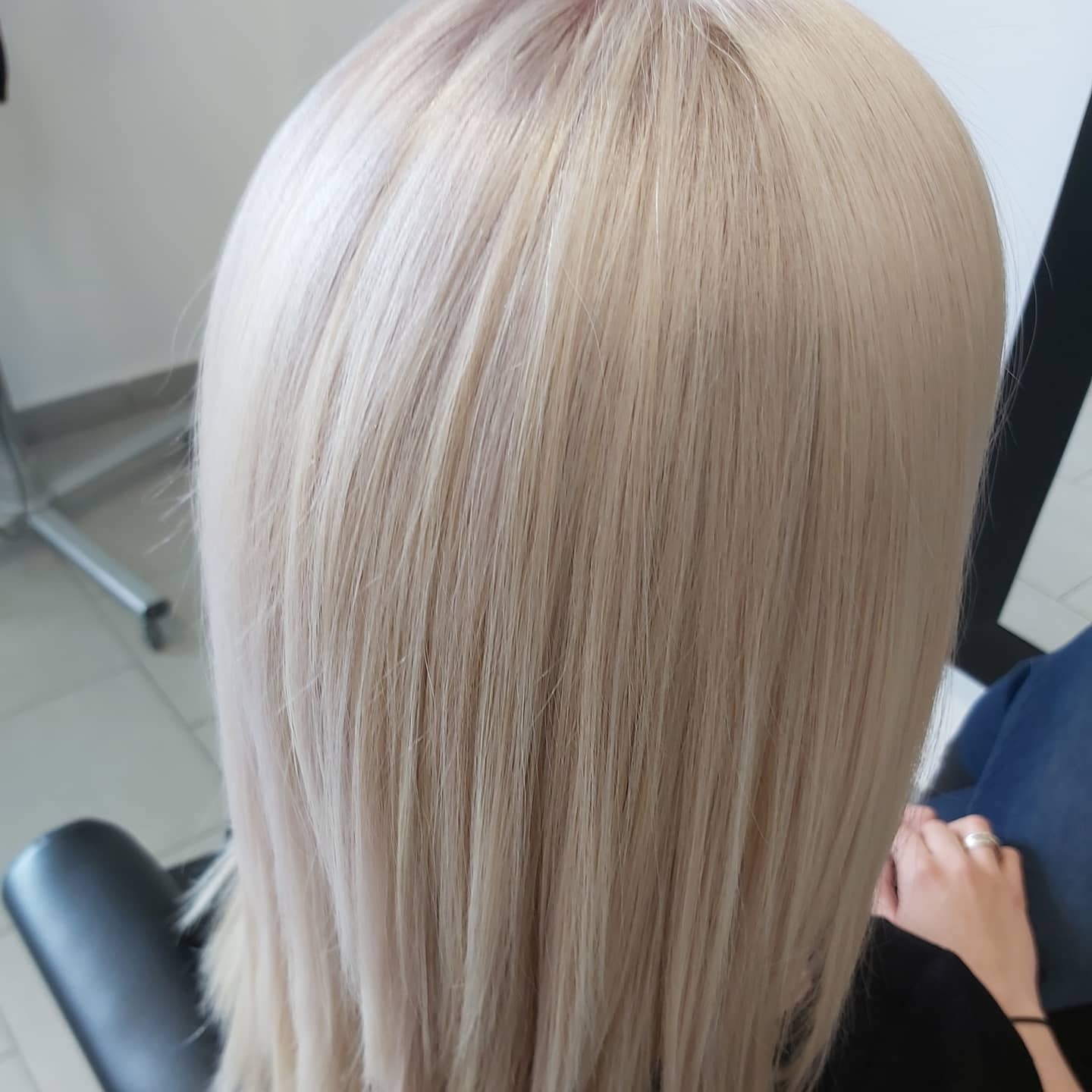 Platynowy blond, proste włosy średniej długości, widok z góry na świeżo po koloryzacji, delikatne cieniowanie u nasady.