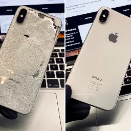 Por&oacute;wnanie tyłu białego iPhone X przed i po naprawie: z lewej ekran potłuczony w pajęczynę, z prawej - gładki, na tle klawiatury laptopa.