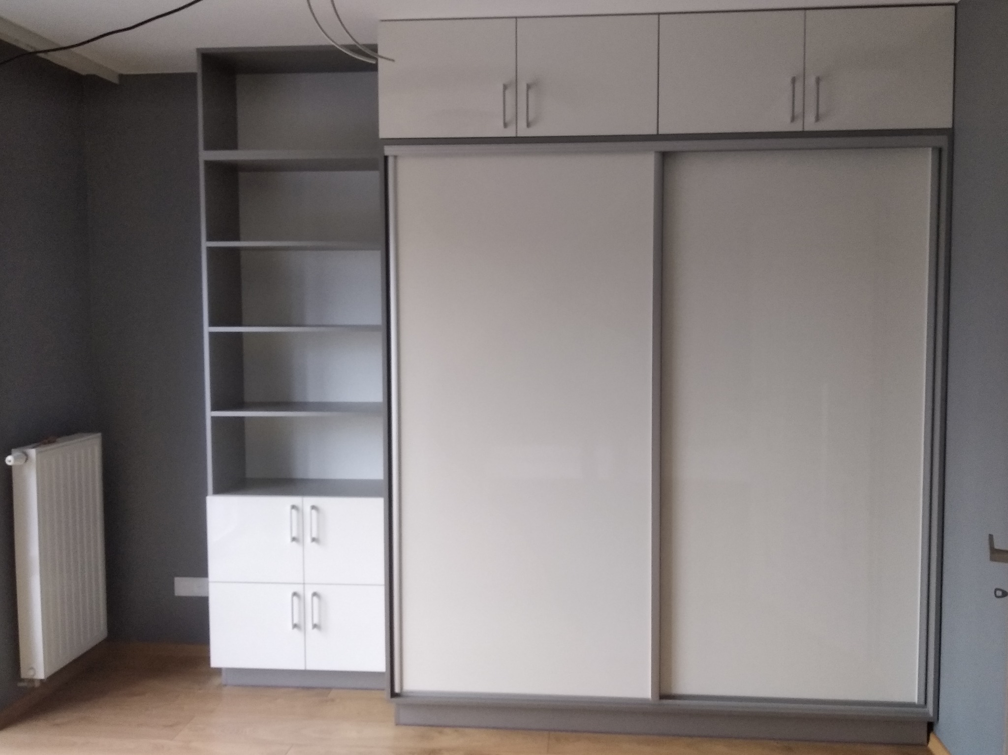 Duża szafa w systemie przesuwnym.